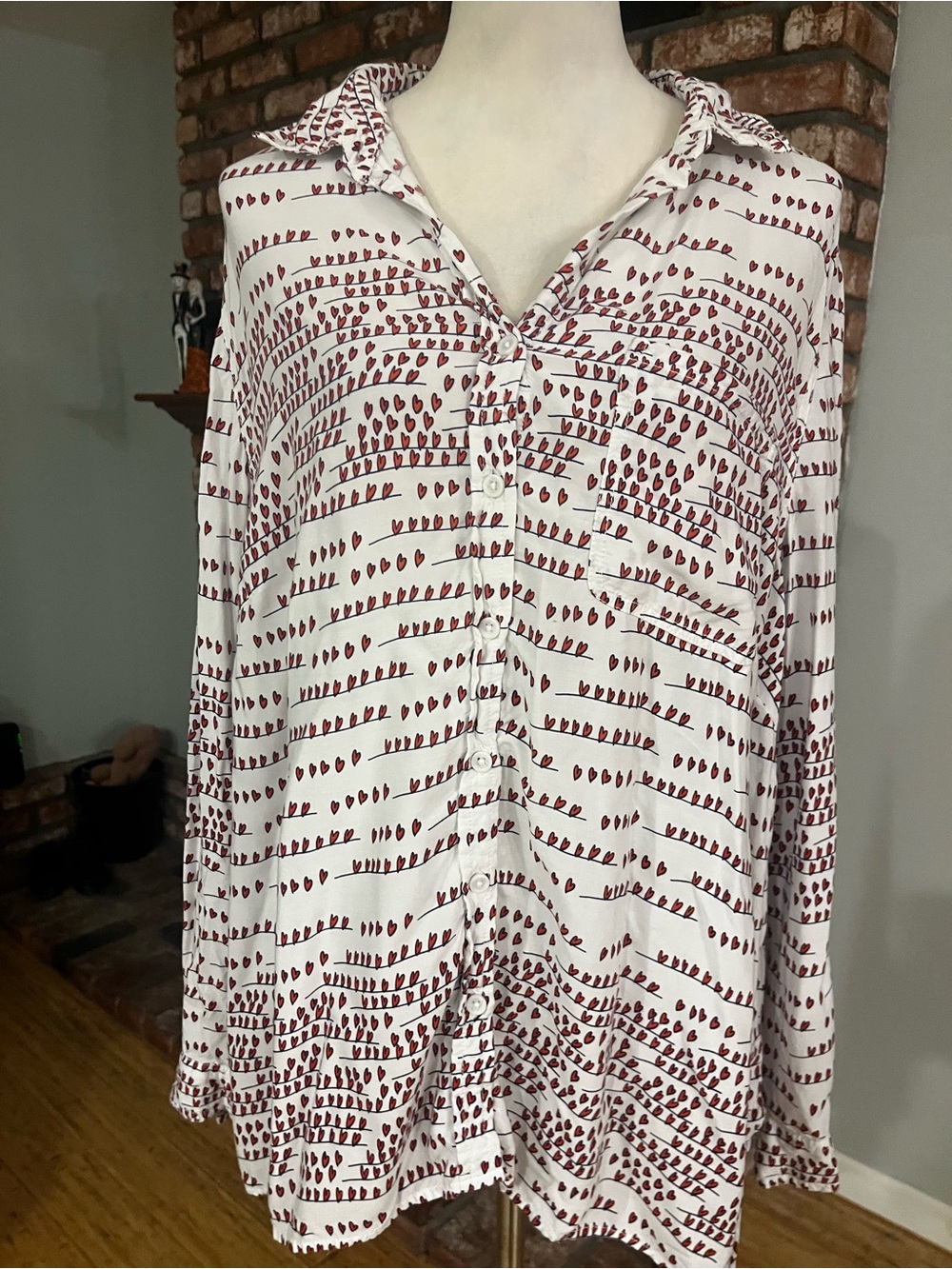 beachlunchlounge White Button-Down Shirt with Red Heart Print